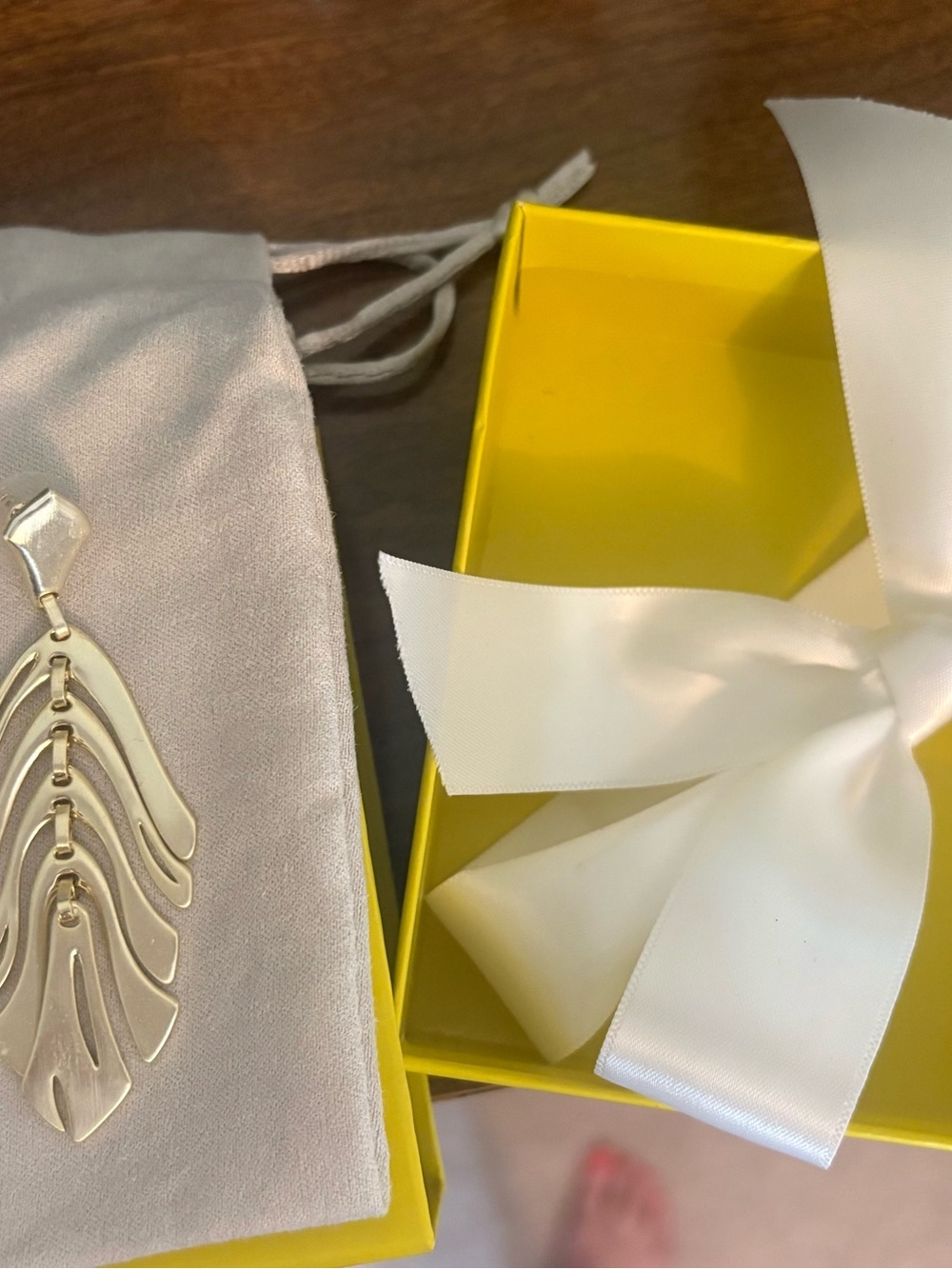 Kendra Scott Brushed gold leaf earrings. Luca- Includes gift box! NIB - Picture 3 of 11